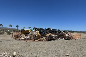 Montaña de basura recogida en El Alquián.