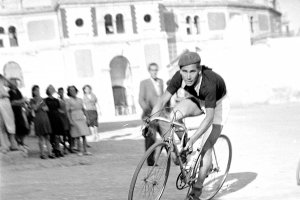 Un corredor con una boina como casco bajando hacia la Avenida de Vílches