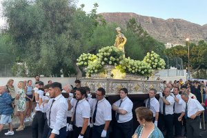 La hermandad en su acto procesional.