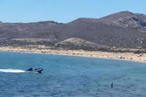 Desembarco de los migrantes en la playa de Los Geneveses.