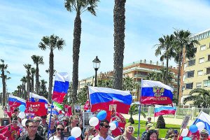 Los integrantes de la manifestación portaban cuadros de sus familiares caídos en el conflicto.