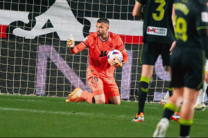 Maximiano firmó el partido perfecto en Vallecas.