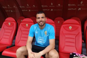 Maximiano con LA VOZ en el banquillo del Estadio de los Juegos Mediterráneos.