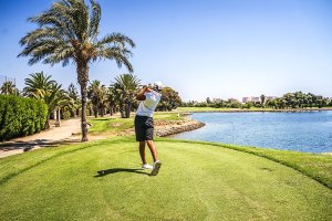 El golfista en la instalación roquetera