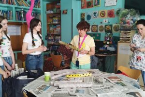 Alumnas del SEK en su taller en el Hospital de Poniente.