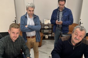 El alcalde de Pulpí, firma el acta de replanteo para arrancar las obras de mejora de abastecimiento de agua.