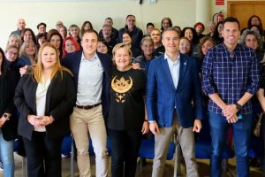 El delegado de Empleo visita el municipio de Vera para conocer a los alumnos del proyecto formativo.