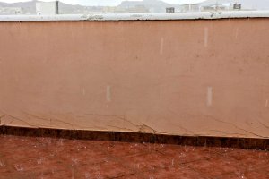 Una terraza de Albox este lunes en la que se puede apreciar el granizo durante la precipitación.