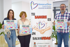 Almudena Montoya y Mauricio Rodríguez, coordinares, y Cristina Jurado, directora, con la cartelería hecha por el alumnado. /CLV