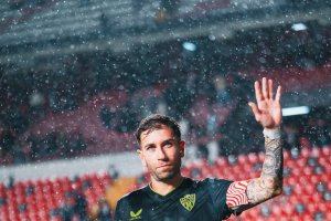 Embarba saluda al final del Rayo-Almería.