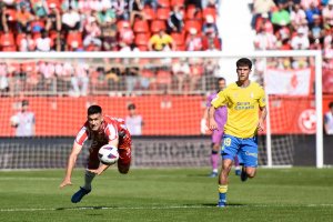 César Montes despeja la pelota en el partido en casa ante Las Palmas.