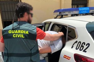 Momento de la detención llevada a cabo por parte de la Guardia Civil.
