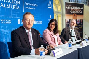 El astronauta, Miguel López Alegría, junto a la diputada de Cultura, Almudena Morales, y el astrofísico John Beckman.