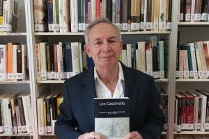 Xavier Puente Chaudé con su libro.