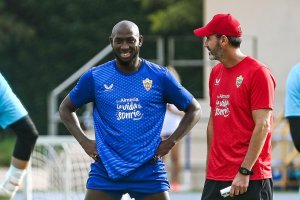 Koné llegó al Almería con una sonrisa siendo el recambio de Touré.
