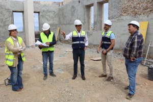 El alcalde de El Ejido, Francisco Góngora, durante su visita a los trabajos en marcha.