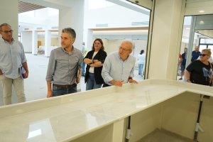 El alcalde Antonio Bonilla acompaña a los dueños de los puestos.