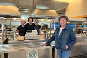 Las cocineras Magdalena Pérez, Carmen Piedra y Bea García, tras el mostrador, y delante Lola Triviño.