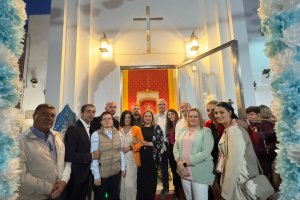 Los asistentes a la inauguración de la ermita.