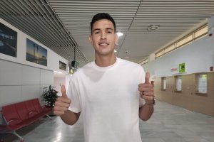 César Montes feliz a su llegada a Almería.
