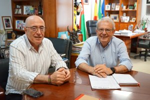 Antonio Bonilla, alcalde del municipio, y Juan José Bonilla, presidente de la Asociación Abuxarra.