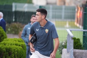 El central mexicano César Montes llegando al Estadio de San Mamés.