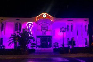 La fachada del ayuntamiento de Vícar iluminada de morado.