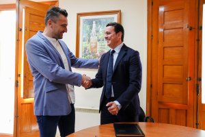 Javier A. García, y el alcalde, José Torregrosa, en la reunión que mantuvieron en este municipio.