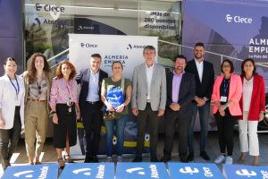 Responsables de Atende y el Ayuntamiento de Adra.