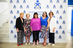 Las homenajeadas junto a la presidenta del Colegio de Enfermería de Almería, María del Mar García.