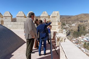 Imagen de una visita del delegado de Cultura a la Alcazaba de Almería.