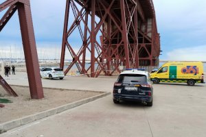 Efectivos de la Policía Local y Nacional y servicios sanitarios en el lugar del suceso.