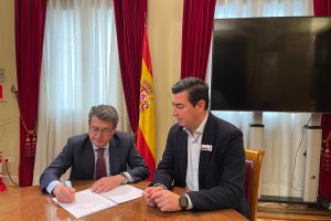 El senador Juan José Matarí firma el manifiesto acompañado por Francisco José Garrido, alcalde de Níjar.