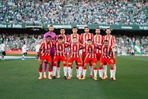 El once del Almería en el Benito Villamarín donde el futbolista almeriense Marcos Peña repitió titularidad por tercera vez en siete jornadas de Liga.