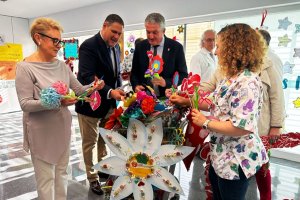 El delegado de Desarrollo Educativo, Francisco Alonso, reparte ramos junto al delegado de Salud, Juan de la Cruz.