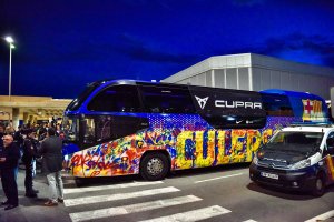 El autobús del Barcelona en el aeropuerto de Almería la pasada temporada.