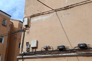 Cableado en la fachada de una vivienda en la capital