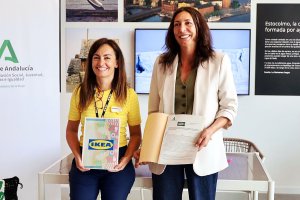 La consejera de Inclusión Social, Loles Lopez, junto a la directora de IKEA Murcia, Ainhoa Echavarri.