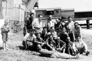 La playa de Villacajones acababa junto a los depósitos y el muelle de carga del Cable Francés.