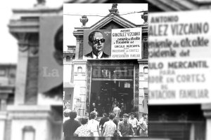 Antonio González Vizcaíno se presentó dos veces para ser elegido procurador en Cortes. Su cartel destacaba en la Plaza de Abastos en 1967.