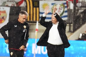 Pepe Mel saludando a los aficionados del Rayo Vallecano.