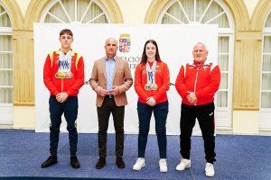 Los campeones del mundo junto a su entrenador y José Antonio