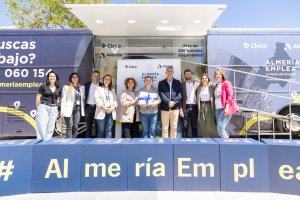 Raluca Stoica, contratada en directo en Olula, con representantes políticos y el equipo de Atende.