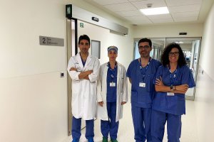 Dr. Francisco Gallardo, especialista en aparato digestivo y endoscopias, junto con los doctores Pablo Moreno Marín y Sofía Ortega, cirujanos gener