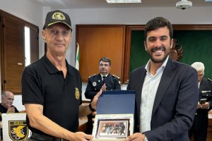 El portavoz del grupo de GEOS, entregó al alcalde de Mojácar una placa conmemorativa.