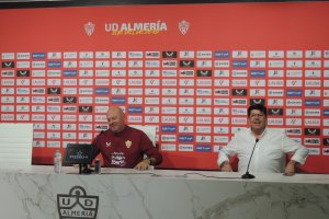 Pepe Mel y Juanjo Moreno en la sala de prensa del Estadio de los juegos Mediterráneos.