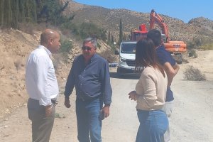 El delegado conversando con el alcalde y autoridades municipales.