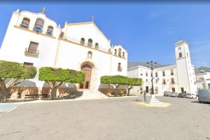 La plaza, ya con una escultura homenaje al peregrino, cambia a ‘Cristo de la Luz’.