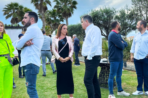 Los representantes de las distintas empresas invitadas charlaban y establecían nuevos contactos en Golf Almerimar.