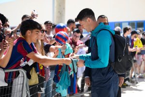 Robert Lewandowski firmando a los fieles del Barça.